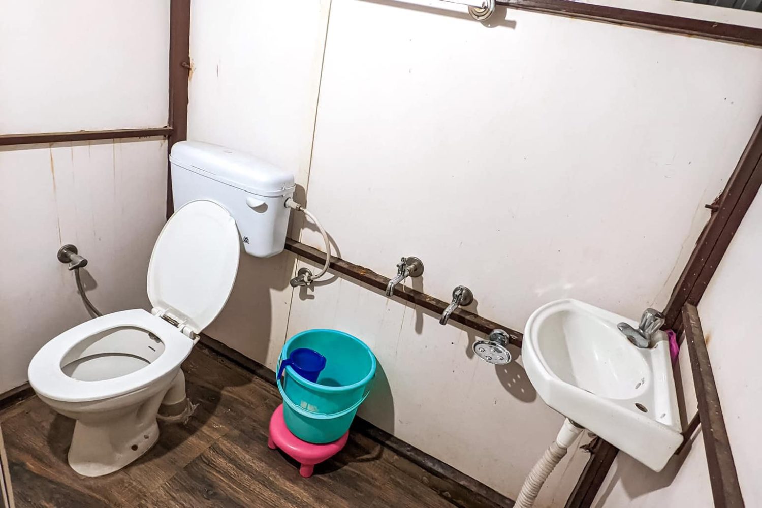 Yolo manali cottage washroom