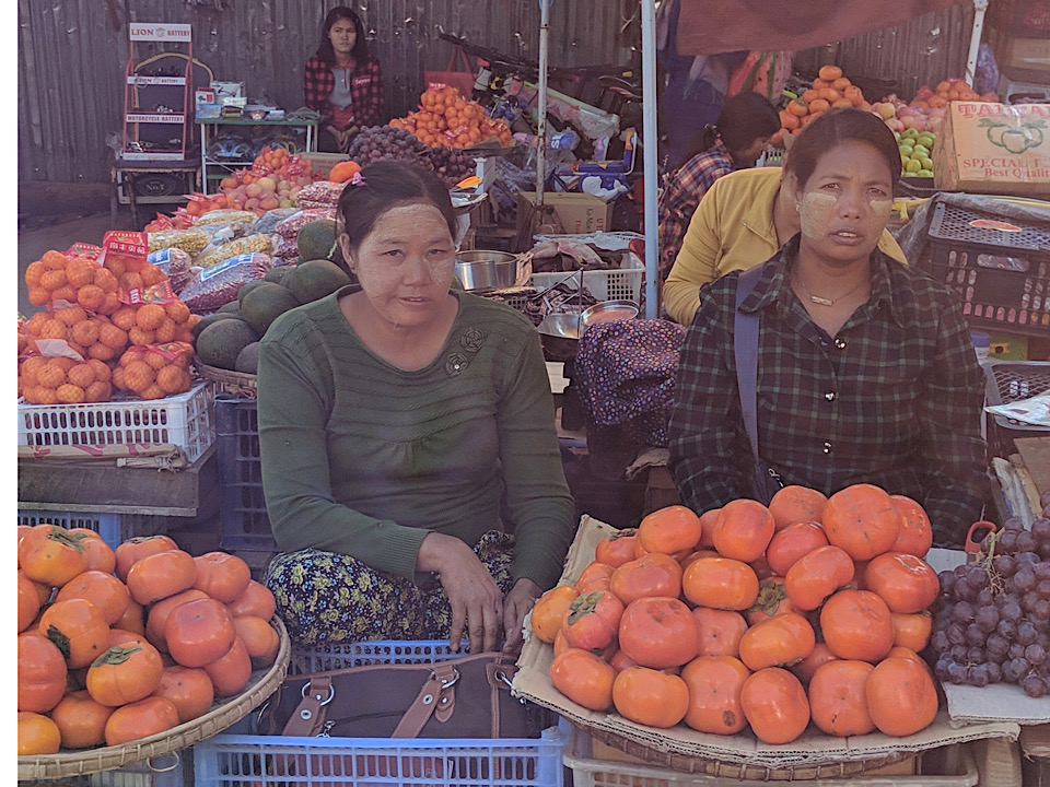 Oranges being sold in tamu