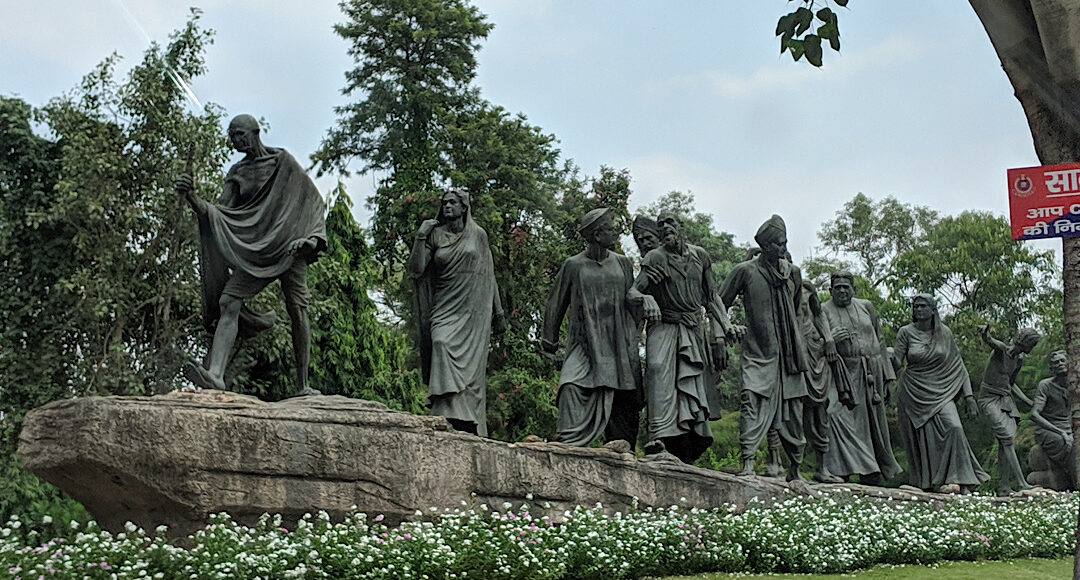 Delhi road statue